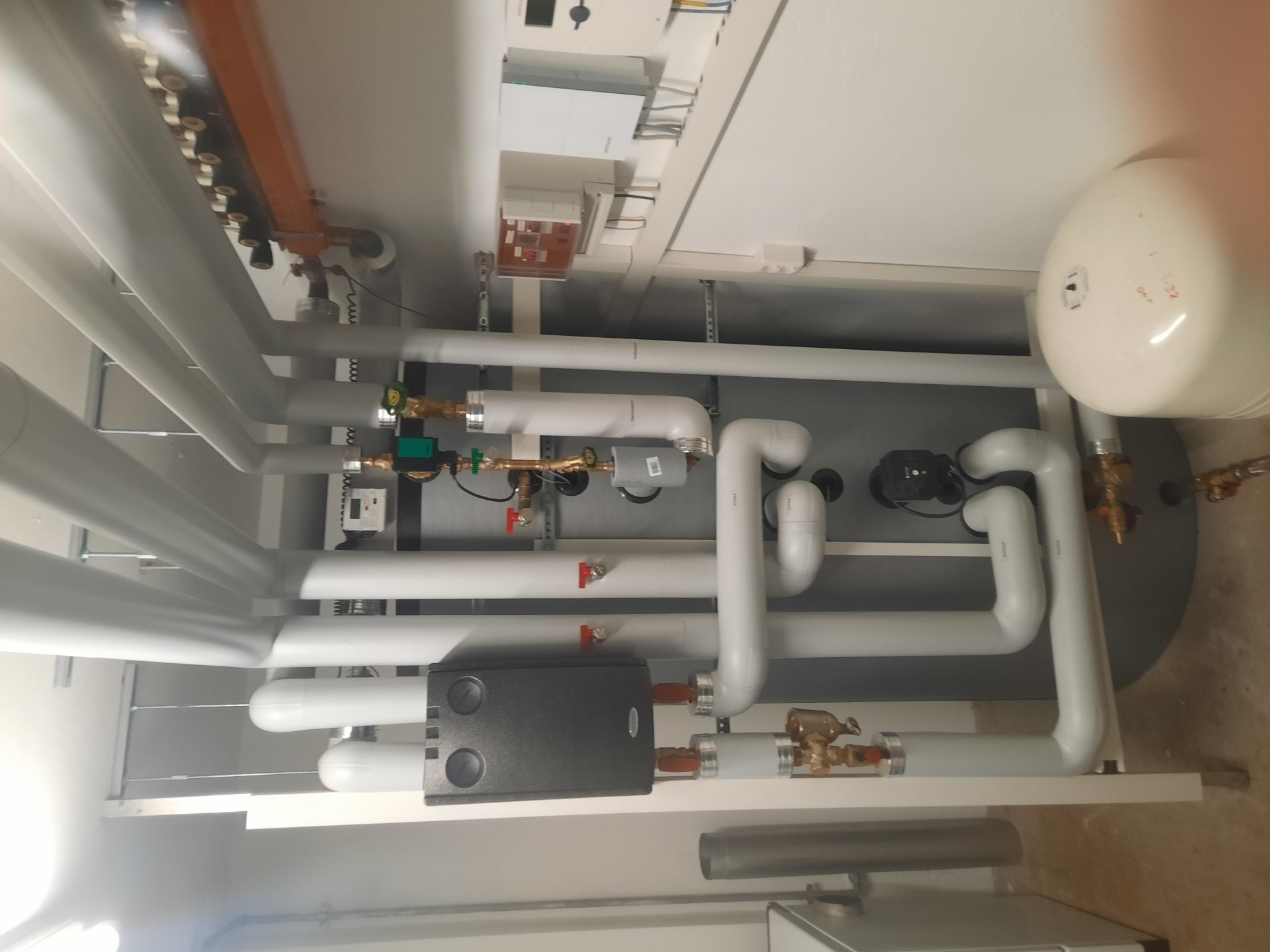 Rohrleitungssystem in einem Raum