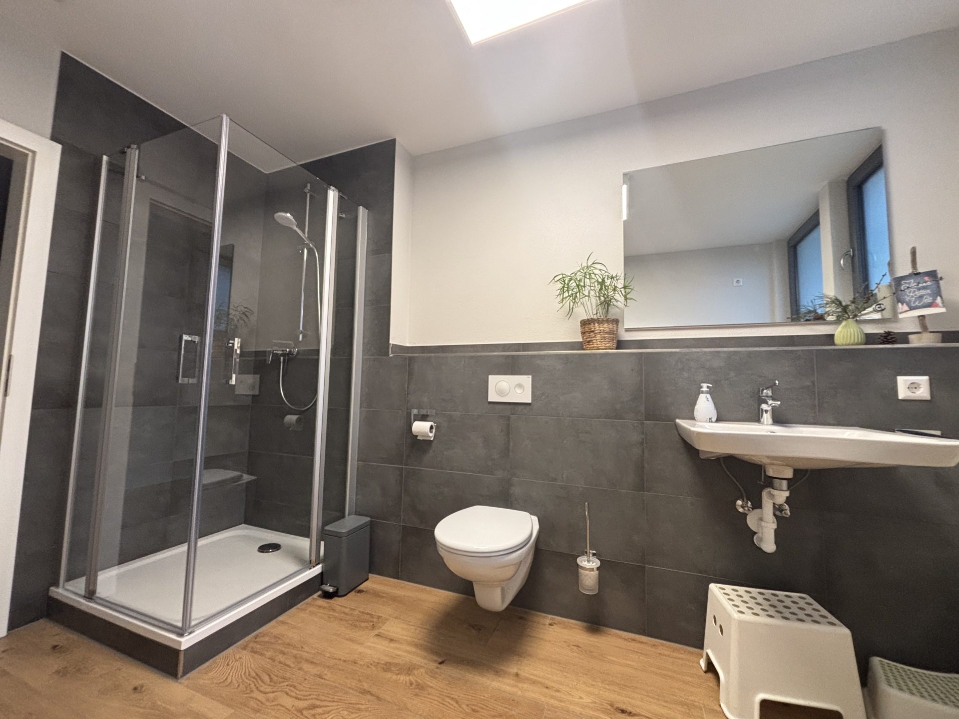 Modernes Badezimmer mit Dusche