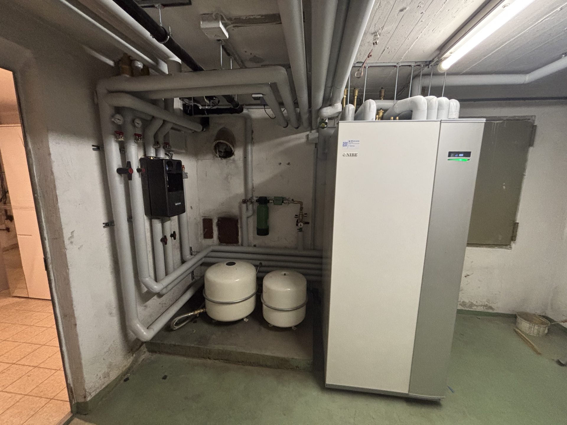 Heizungsraum mit Rohren und Geräten