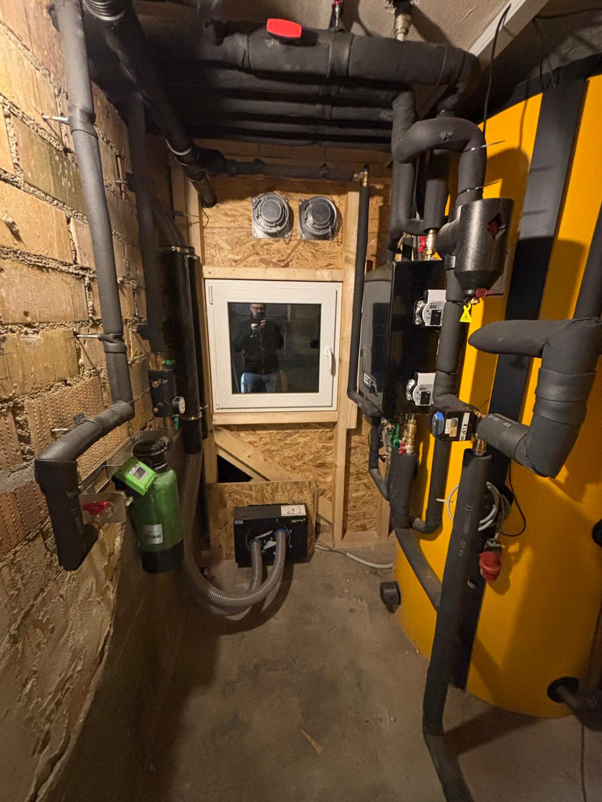 Technischer Raum mit Rohren