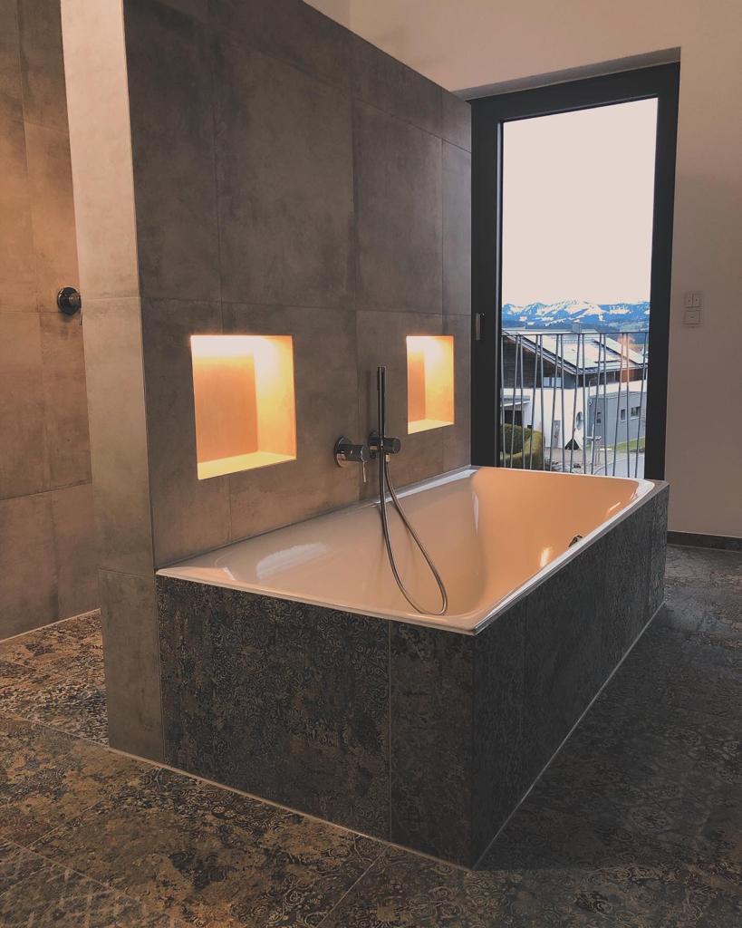 Badezimmer mit Badewanne und Toilette