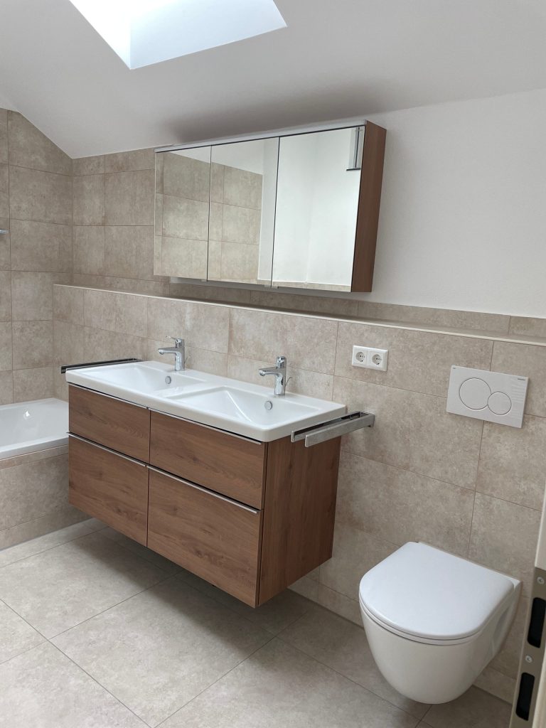 Modernes Badezimmer mit Doppelwaschbecken