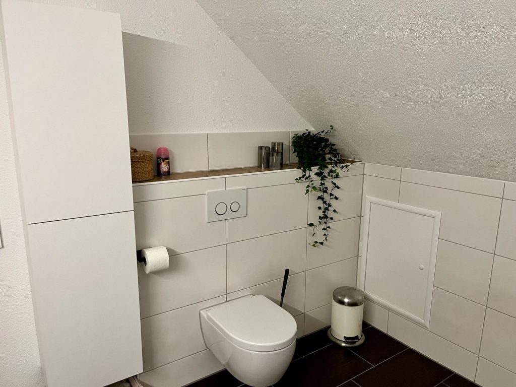 Modernes Badezimmer mit Pflanzen