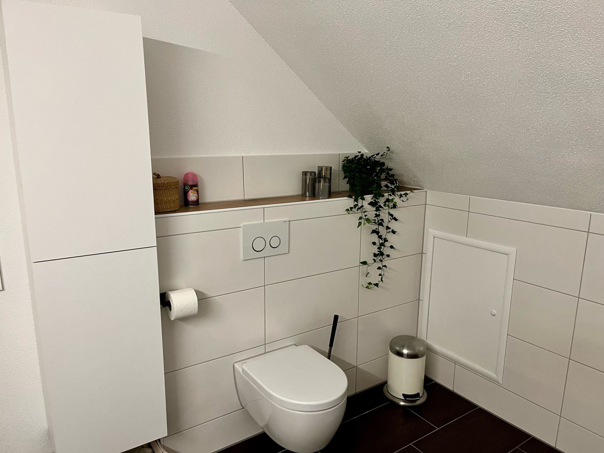 Modernes Badezimmer mit Pflanzen