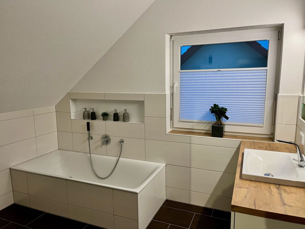 Modernes Badezimmer mit Fenster